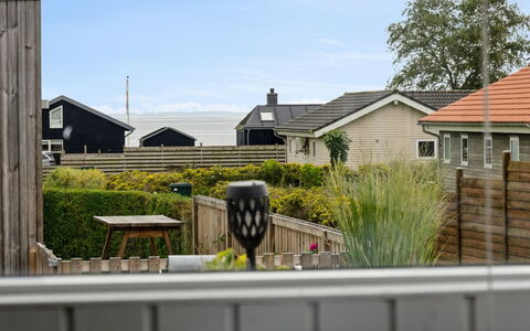 Dagh - 100M from the Sea: Bâtiment, Bois, Maison, Toit, Architecture, Domicile, Zone Résidentielle, Siding, Lot Terre, Chalet