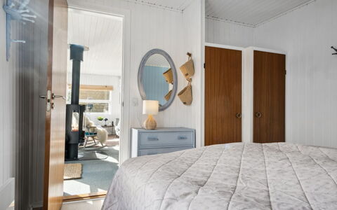Dagh - 100M from the Sea: Meubles, Design Intérieur, Chambre, Lit, Sol, Bois, Plafond, Sol, Drap De Lit, Literie