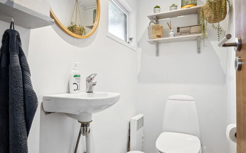 Dagh - 100M from the Sea: Mur, Siège De Toilette, Design Intérieur, Sol, Sol, Toilette, Luminaire Plomberie, Pièce, Salle De Bains, Plomberie