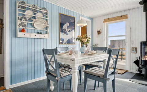 Dagh - 100M from the Sea: Meubles, Design Intérieur, Bois, Sol, Plafond, Salle À Manger, Sol, Luminaire, Table, Chaise