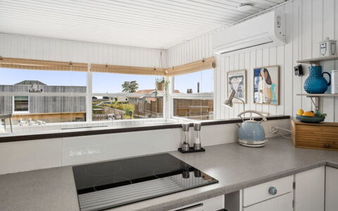 Dagh - 100M from the Sea: Cuisine, Comptoir, Sol, Bois, Design Intérieur, Plafond, Sol, Cabinetry, Appareil De Cuisine, Composite