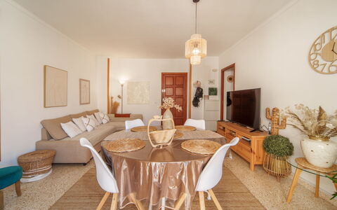 Porto Cristo by the Sea: Meubles, Table, Cadre, Chaise, Bois, Design Intérieur, Bâtiment, Salon, Sol, Sol