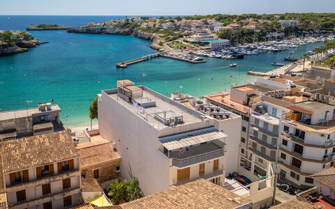 Porto Cristo by the Sea: L'Eau, Jour, Propriété, Ciel, Bleu, Bleu Azur, Bateau, Cotiers Et Relief Océaniques, Design Urbain, Bâtiment