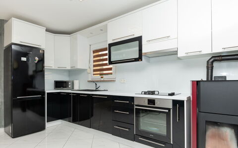 Six Brothers: Cabinetry, Comptoir, Meubles, Cuisinière, Bâtiment, Appareil De Cuisine, Robinet, Électroménager, Cuisine, Bois