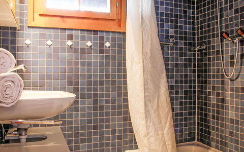 La Couronne: Marron, Luminaire Plomberie, Propriété, Salle De Bains, Robinet, Baignoire, Fenêtre, Violet, Design Intérieur, Sol