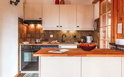 La Couronne: Cabinetry, Comptoir, Propriété, Appareil De Cuisine, Cuisinière, Cuisine, Robinet, Bois, Électroménager, Evier