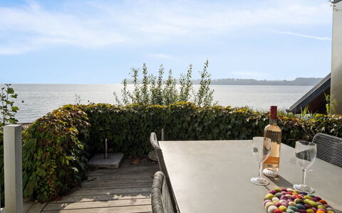 Drifa - 20M from the Sea: Maison, Domicile, Toit, Zone Résidentielle, Chalet, Biens, Ferme, Pelouse, Aménagement Paysager, Siding