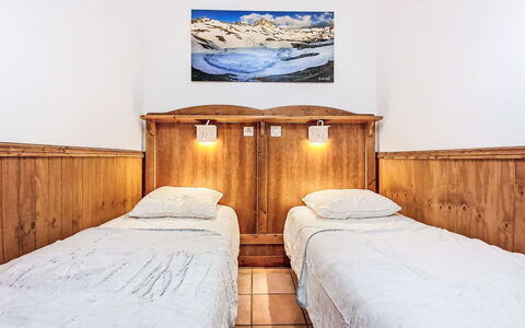 Les Balcons de Val Cenis le Haut: Bâtiment, Bois, Confort, Cadre De Lit, Design Intérieur, Sol, Lit, Dur, Plafond, Linge