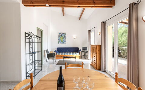 Bonifacio 200: Table, Meubles, Propriété, Bouteille, Canapé, Bois, Design Intérieur, Sol, Architecture, Bâtiment