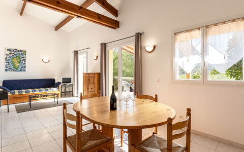 Bonifacio 200: Table, Meubles, Propriété, Fenêtre, Bois, Design Intérieur, Chaise, Plante, Sol