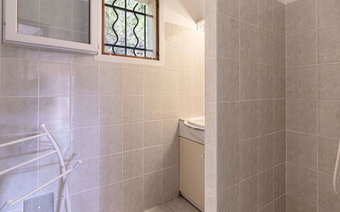 Bonifacio 200: Propriété, Fenêtre, Bâtiment, Luminaire Plomberie, Design Intérieur, Salle De Bains, Sol, Sol, Mur