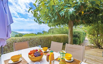 Bonifacio 200: Table, Aliments, Vaisselle, Propriété, Meubles, Plante, Nuage, Ciel, Mobilier De Jardin, Design Intérieur