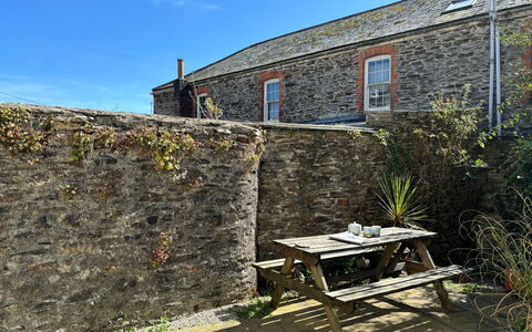 Porthilly: Plante, Ciel, Propriété, Fenêtre, Bâtiment, Lot Terre, Extérieur Banc, Chalet, Herbe, Toit
