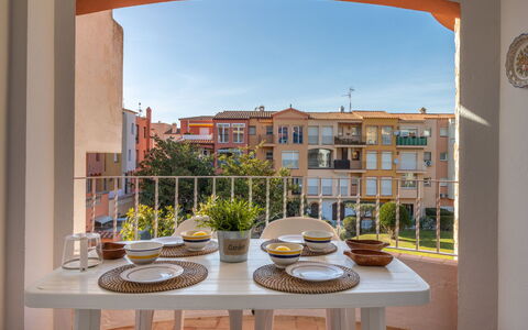 Empuriabrava 476: Table, Ciel, Plante, Bâtiment, Propriété, Meubles, Fenêtre, Vaisselle, Bleu Azur