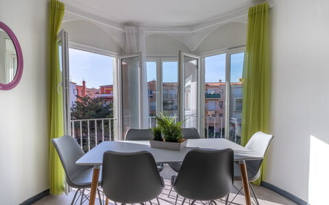 Empuriabrava 476: Pièce, Propriété, Design Intérieur, Meubles, Bâtiment, Salle À Manger, Maison, Immobilier, Jaune, Table