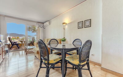 Gran Reserva 476.36: Meubles, Table, Propriété, Chaise, Bâtiment, Bois, Design Intérieur, Sol, Sol, Salon
