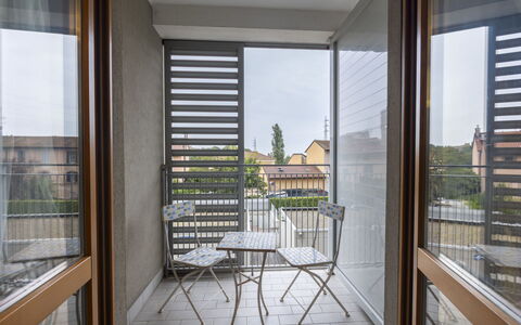 Giulia Apartment: Propriété, Bâtiment, Plante, Bois, Ombre, Fenêtre, Design Intérieur, Ciel, Table