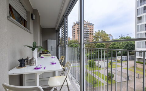 Giulia Apartment: Bâtiment, Plante, Ciel, Plante D'Appartement, Table, Fenêtre, Nuage, Condominium, Sol