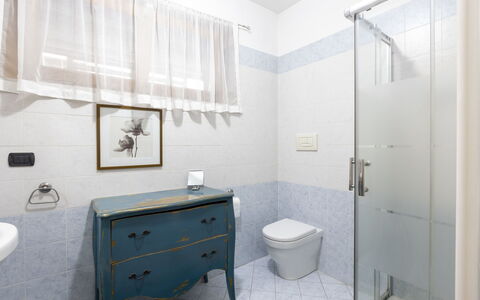 Giulia Apartment: Propriété, Cabinetry, Bâtiment, Tiroir, Violet, Design Intérieur, Maison, Luminaire Plomberie, Sol, Salle De Bains