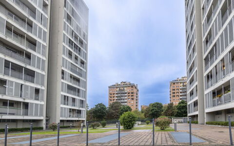 Giulia Apartment: Bâtiment, Ciel, Nuage, Jour, Propriété, Plante, Fenêtre, Design Urbain, Quartier, Bloc Tour