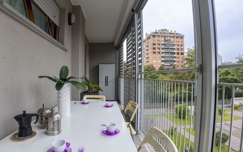 Giulia Apartment: Plante, Bâtiment, Propriété, Fenêtre, Table, Vaisselle, Ciel, Design Intérieur, Plante D'Appartement, Architecture