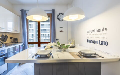 Giulia Apartment: Cabinetry, Propriété, Meubles, Table, Comptoir, Évier, Robinet, Cuisine, Design Intérieur, Chaise