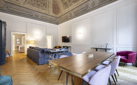 Albizi Penthouse Luxury Apartment In Florence By P: Table, Meubles, Propriété, Cadre, Bâtiment, Bois, Architecture, Design Intérieur, Chaise, Sol