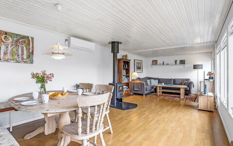 Tenho - 150M from the Sea: Meubles, Design Intérieur, Appartement, Sol, Sol, Table, Chaise, Pièce, Domicile, Table Cuisine Et Salle A Manger