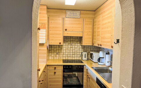 Savognin 140: Bâtiment, Cabinetry, Comptoir, Évier, Bois, Maison, Appareil De Cuisine, Cuisine, Chaise