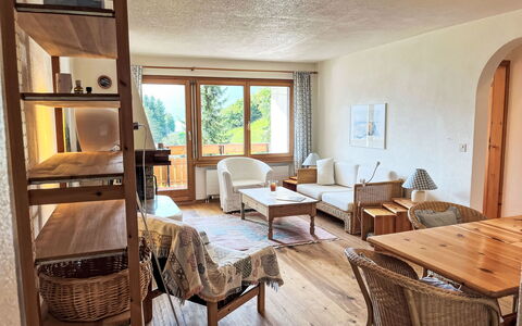 Savognin 140: Table, Meubles, Chaise, Bois, Bâtiment, Design Intérieur, Sol, Sol, Mur, Cabinetry