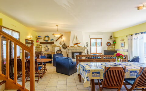 La Mouette Bleue: Cadre, Meubles, Table, Chaise, Design Intérieur, Sol, Porte, Étagère, Salon, Sol