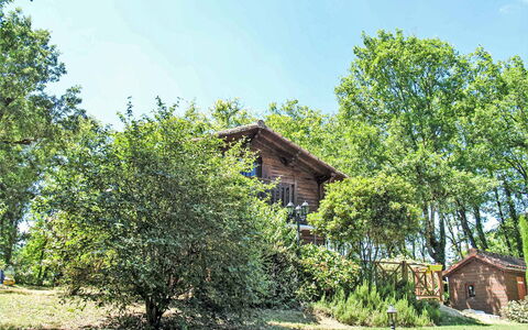 L'Eglantier: Plante, Ciel, Communauté Des Plantes, Environnement Naturel, Paysage Naturel, Bâtiment, Nuage, Arbre, Lot Terre, Maison