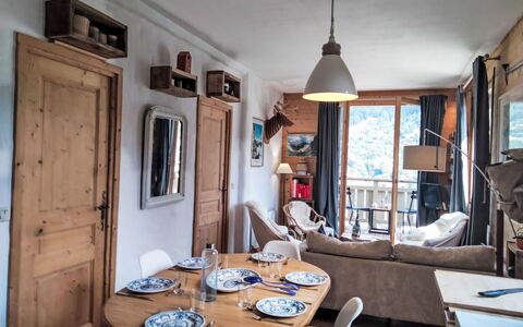 Chalet du Rosay: Cadre, Table, Meubles, Propriété, Bâtiment, Chaise, Bleu Azur, Vaisselle, Éclairage, Bois
