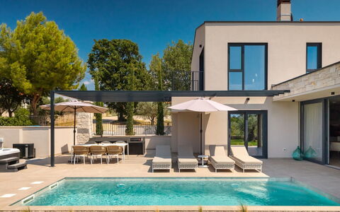 Tia 1: L'Eau, Plante, Ciel, Propriété, Bâtiment, Fenêtre, Piscine, Bleu Azur, Ombre, Arbre