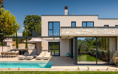 Tia 1: Ciel, Plante, Bâtiment, L'Eau, Propriété, Fenêtre, Ombre, Arbre, Piscine, Porte
