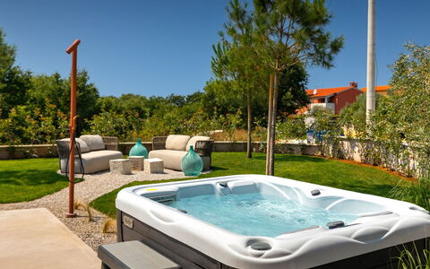Tia 1: L'Eau, Ciel, Plante, Propriété, Piscine, Bleu Azur, Arbre, Architecture, Plan D'Eau, Ombre