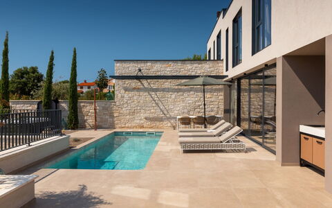 Tia 2: Ciel, L'Eau, Piscine, Design Intérieur, Ombre, Bâtiment, Zone Résidentielle, Arbre, Loisir, Paysage