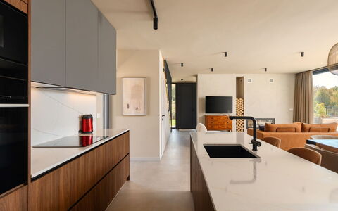 Tia 2: Cabinetry, Bois, Cuisine, Comptoir, Bâtiment, Sol, Salon, Sol, Plante D'Appartement, Fenêtre