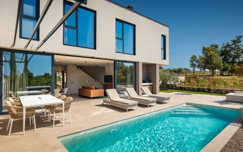 Tia 2: L'Eau, Plante, Propriété, Piscine, Ciel, Fenêtre, Bâtiment, Bleu Azur, Éclairage, Ombre