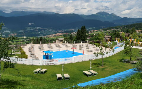 Ermeti: Nuage, Ciel, Plante, Montagne, Piscine, Arbre, Lot Terre, Herbe, Loisir, Immobilier