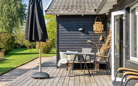Frede - 1Km from the Sea: Toit, Maison, Domicile, Chalet, Porte, Siding, Plate-Forme, Porche, Planche, Dur