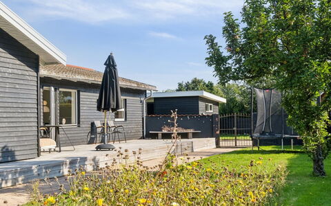 Frede - 1Km from the Sea: Toit, Maison, Domicile, Chalet, Porte, Siding, Plate-Forme, Porche, Planche, Dur