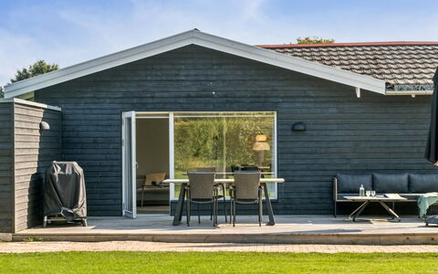 Frede - 1Km from the Sea: Toit, Maison, Domicile, Chalet, Porte, Siding, Plate-Forme, Porche, Planche, Dur