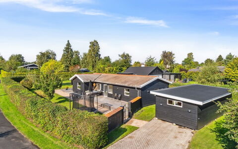 Frede - 1Km from the Sea: Toit, Maison, Domicile, Chalet, Porte, Siding, Plate-Forme, Porche, Planche, Dur