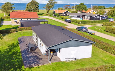 Todor - 150M from the Sea: Maison, Domicile, Toit, Zone Résidentielle, Chalet, Biens, Ferme, Pelouse, Aménagement Paysager, Siding