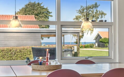 Todor - 150M from the Sea: Maison, Domicile, Toit, Zone Résidentielle, Chalet, Biens, Ferme, Pelouse, Aménagement Paysager, Siding