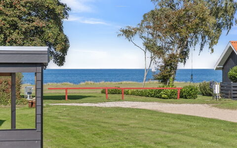 Todor - 150M from the Sea: Maison, Domicile, Toit, Zone Résidentielle, Chalet, Biens, Ferme, Pelouse, Aménagement Paysager, Siding