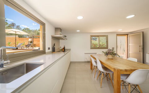Conchita: Table, Meubles, Comptoir, Plante, Cabinetry, Plante D'Appartement, Bois, Cuisine, Évier, Maison