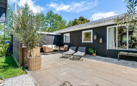 Kælle - 750M from the Sea: Bois, Arbuste, Domicile, Chalet, Porte, Jardin, Siding, Couverture De Sol, Arrière-Cour, Ombre