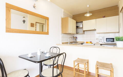Empuriabrava 530: Pièce, Propriété, Meubles, Bâtiment, Design Intérieur, Cuisine, Jaune, Maison, Sol, Table